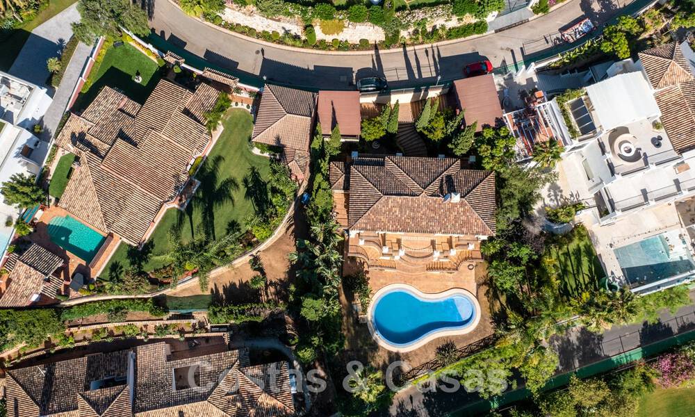 Clásica villa de lujo en venta en urbanización cerrada y en primera línea de golf con impresionantes vistas al campo de golf La Quinta, Benahavis - Marbella 44110