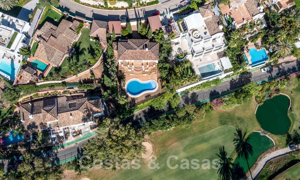 Clásica villa de lujo en venta en urbanización cerrada y en primera línea de golf con impresionantes vistas al campo de golf La Quinta, Benahavis - Marbella 44111