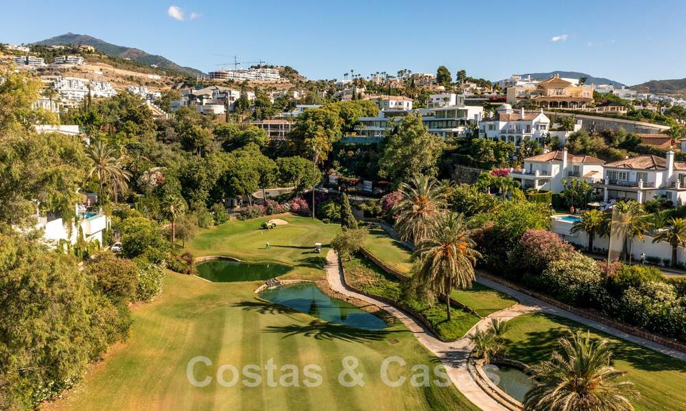 Clásica villa de lujo en venta en urbanización cerrada y en primera línea de golf con impresionantes vistas al campo de golf La Quinta, Benahavis - Marbella 44112