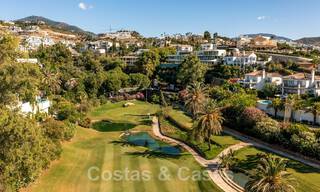 Clásica villa de lujo en venta en urbanización cerrada y en primera línea de golf con impresionantes vistas al campo de golf La Quinta, Benahavis - Marbella 44112 