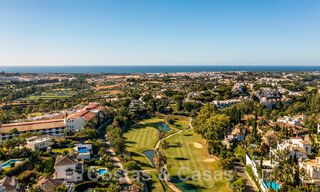 Clásica villa de lujo en venta en urbanización cerrada y en primera línea de golf con impresionantes vistas al campo de golf La Quinta, Benahavis - Marbella 44113 