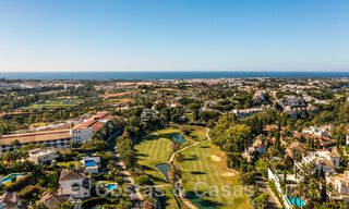 Clásica villa de lujo en venta en urbanización cerrada y en primera línea de golf con impresionantes vistas al campo de golf La Quinta, Benahavis - Marbella 44113 