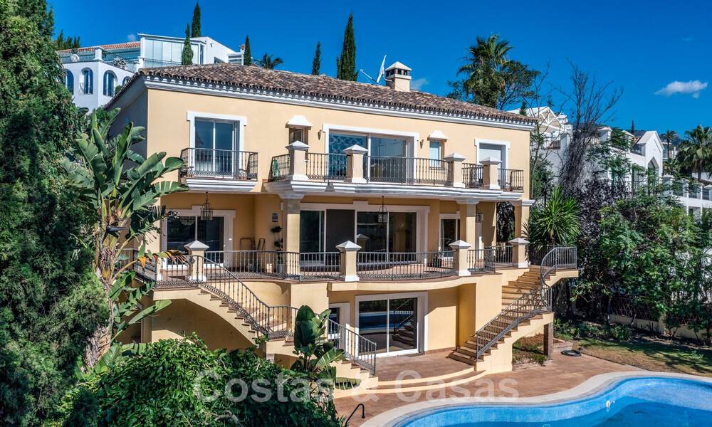 Clásica villa de lujo en venta en urbanización cerrada y en primera línea de golf con impresionantes vistas al campo de golf La Quinta, Benahavis - Marbella 44114