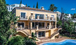 Clásica villa de lujo en venta en urbanización cerrada y en primera línea de golf con impresionantes vistas al campo de golf La Quinta, Benahavis - Marbella 44114 