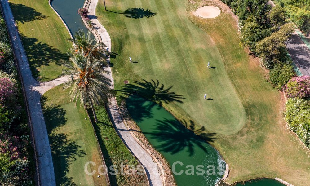 Clásica villa de lujo en venta en urbanización cerrada y en primera línea de golf con impresionantes vistas al campo de golf La Quinta, Benahavis - Marbella 44115