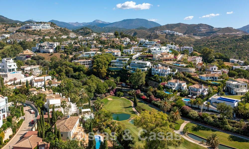 Clásica villa de lujo en venta en urbanización cerrada y en primera línea de golf con impresionantes vistas al campo de golf La Quinta, Benahavis - Marbella 44117