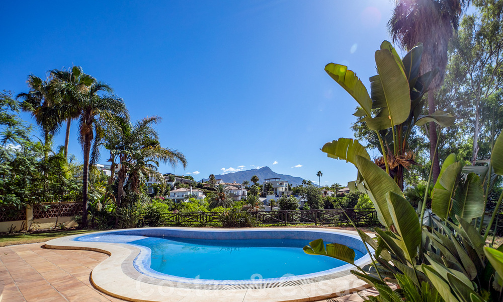 Clásica villa de lujo en venta en urbanización cerrada y en primera línea de golf con impresionantes vistas al campo de golf La Quinta, Benahavis - Marbella 44118