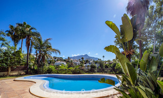 Clásica villa de lujo en venta en urbanización cerrada y en primera línea de golf con impresionantes vistas al campo de golf La Quinta, Benahavis - Marbella 44118 