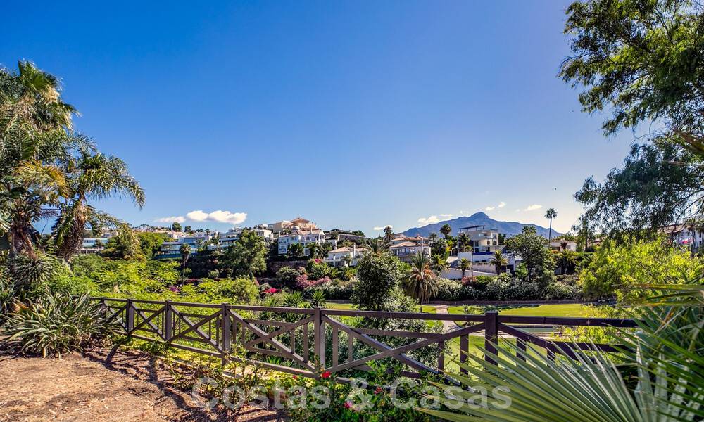 Clásica villa de lujo en venta en urbanización cerrada y en primera línea de golf con impresionantes vistas al campo de golf La Quinta, Benahavis - Marbella 44119