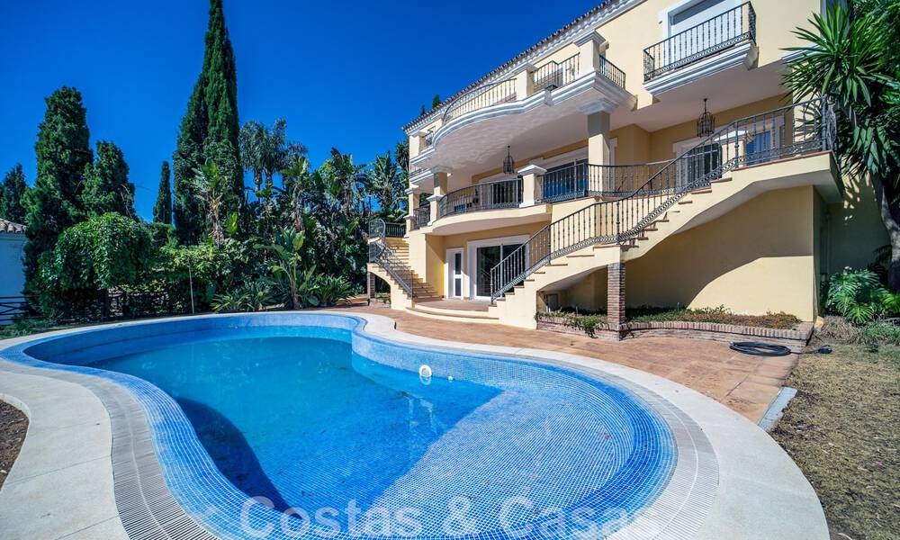 Clásica villa de lujo en venta en urbanización cerrada y en primera línea de golf con impresionantes vistas al campo de golf La Quinta, Benahavis - Marbella 44120