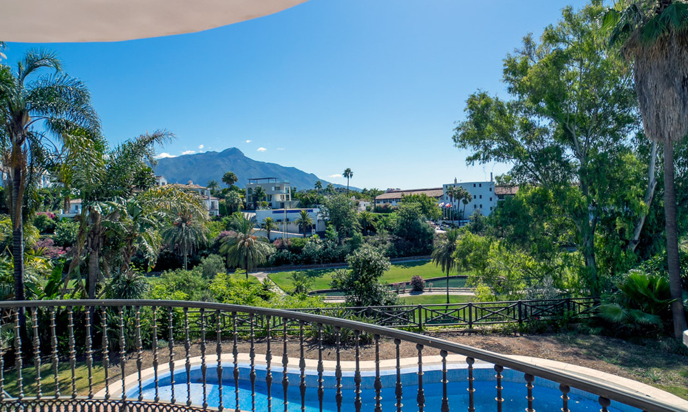 Clásica villa de lujo en venta en urbanización cerrada y en primera línea de golf con impresionantes vistas al campo de golf La Quinta, Benahavis - Marbella 44121