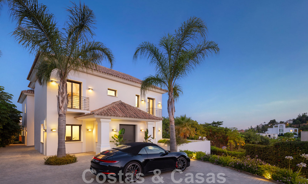 Magnífica villa de lujo en venta de arquitectura mediterránea moderna, con vistas al mar y en un complejo de golf en Benahavis - Marbella 44154