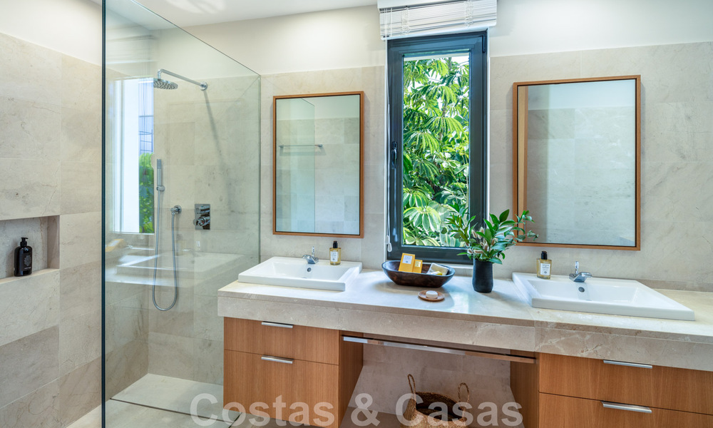 Magnífica villa de lujo en venta de arquitectura mediterránea moderna, con vistas al mar y en un complejo de golf en Benahavis - Marbella 44155