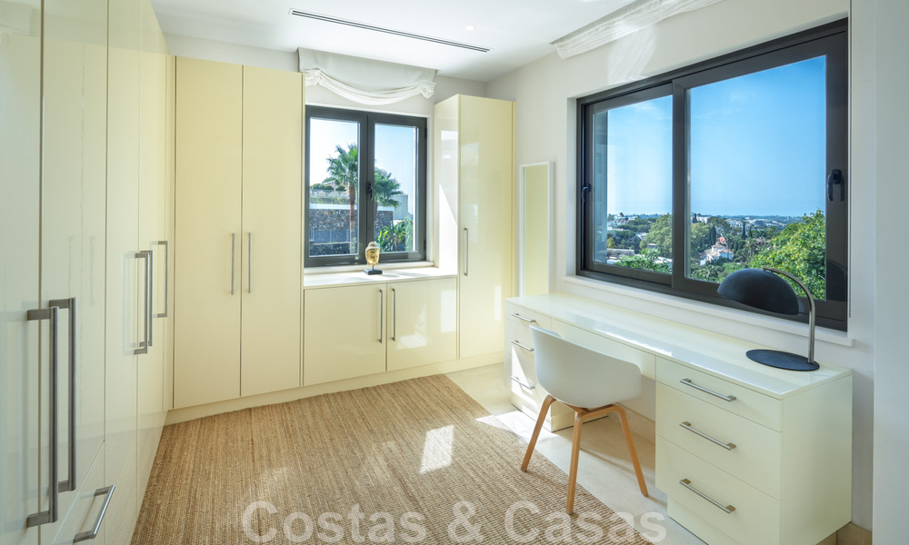 Magnífica villa de lujo en venta de arquitectura mediterránea moderna, con vistas al mar y en un complejo de golf en Benahavis - Marbella 44158