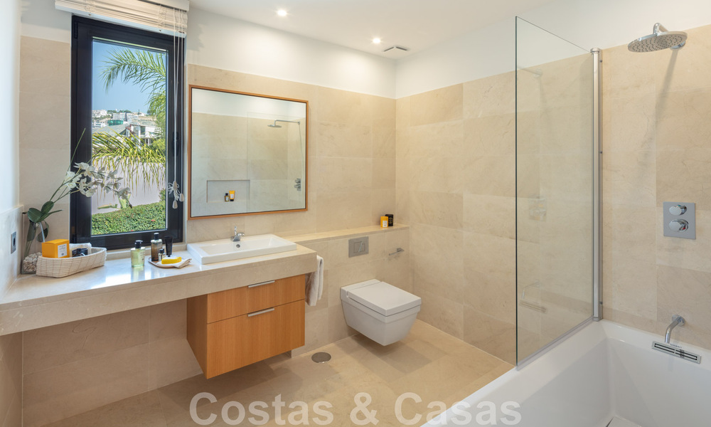 Magnífica villa de lujo en venta de arquitectura mediterránea moderna, con vistas al mar y en un complejo de golf en Benahavis - Marbella 44162