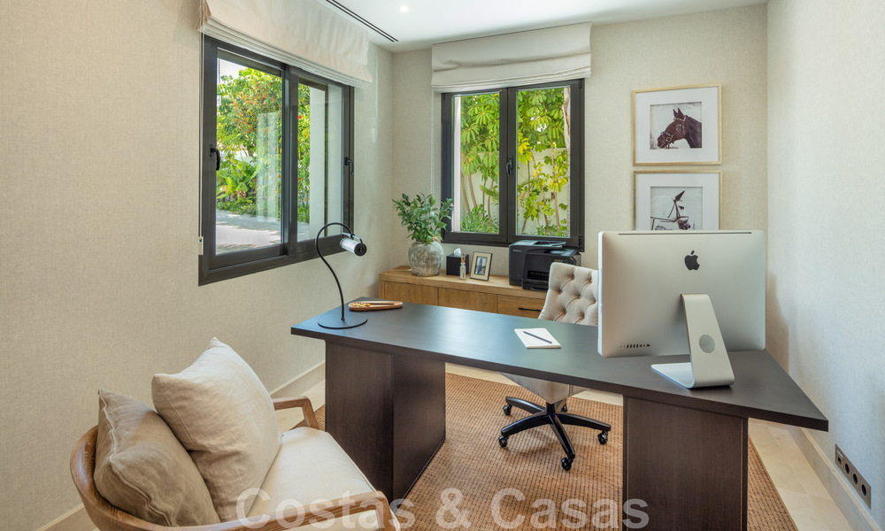 Magnífica villa de lujo en venta de arquitectura mediterránea moderna, con vistas al mar y en un complejo de golf en Benahavis - Marbella 44164