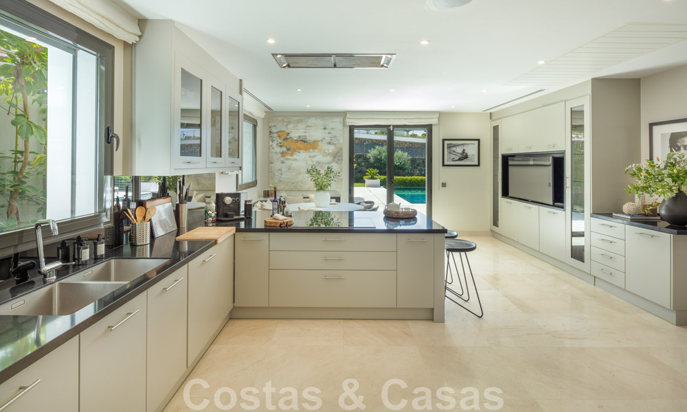 Magnífica villa de lujo en venta de arquitectura mediterránea moderna, con vistas al mar y en un complejo de golf en Benahavis - Marbella 44169