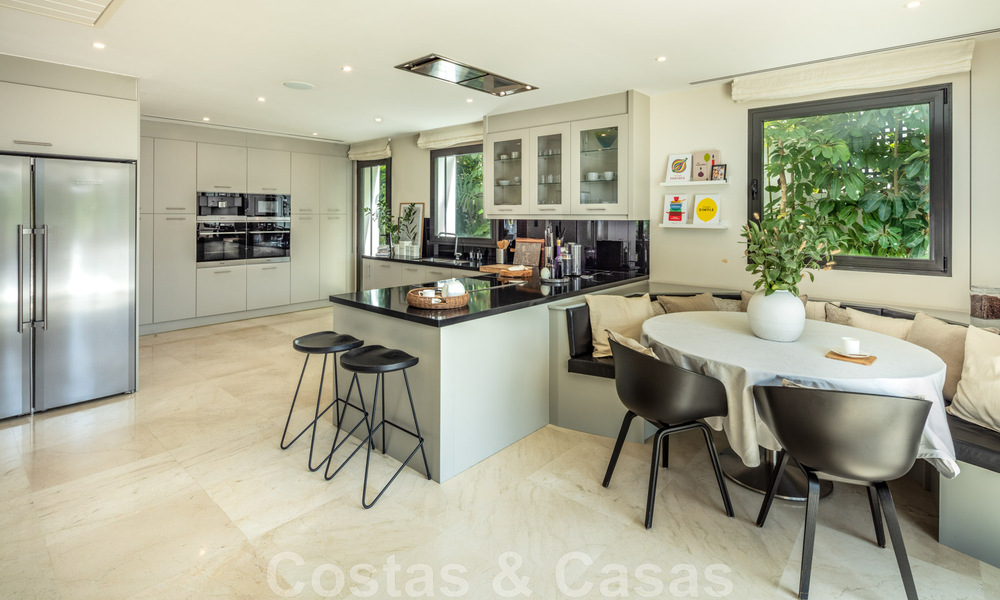 Magnífica villa de lujo en venta de arquitectura mediterránea moderna, con vistas al mar y en un complejo de golf en Benahavis - Marbella 44170