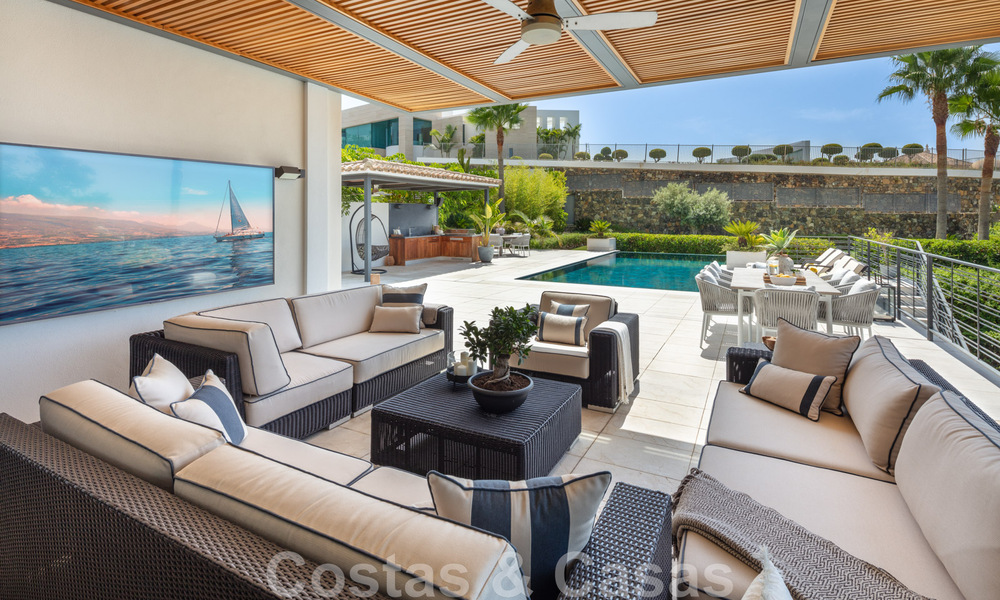 Magnífica villa de lujo en venta de arquitectura mediterránea moderna, con vistas al mar y en un complejo de golf en Benahavis - Marbella 44173