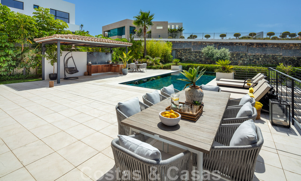 Magnífica villa de lujo en venta de arquitectura mediterránea moderna, con vistas al mar y en un complejo de golf en Benahavis - Marbella 44174