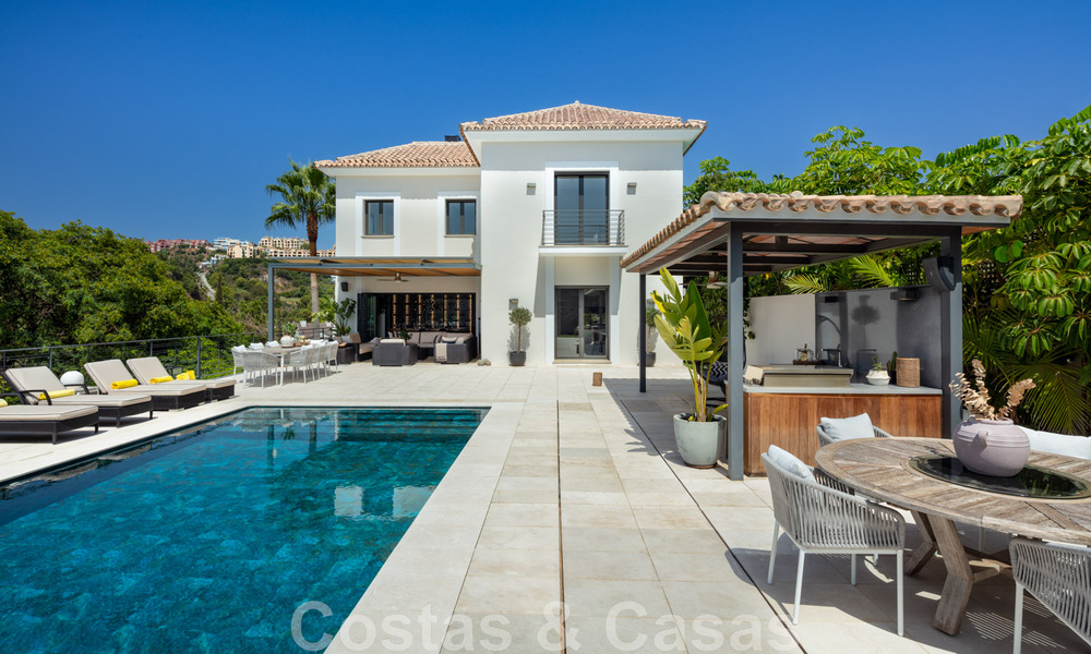 Magnífica villa de lujo en venta de arquitectura mediterránea moderna, con vistas al mar y en un complejo de golf en Benahavis - Marbella 44175