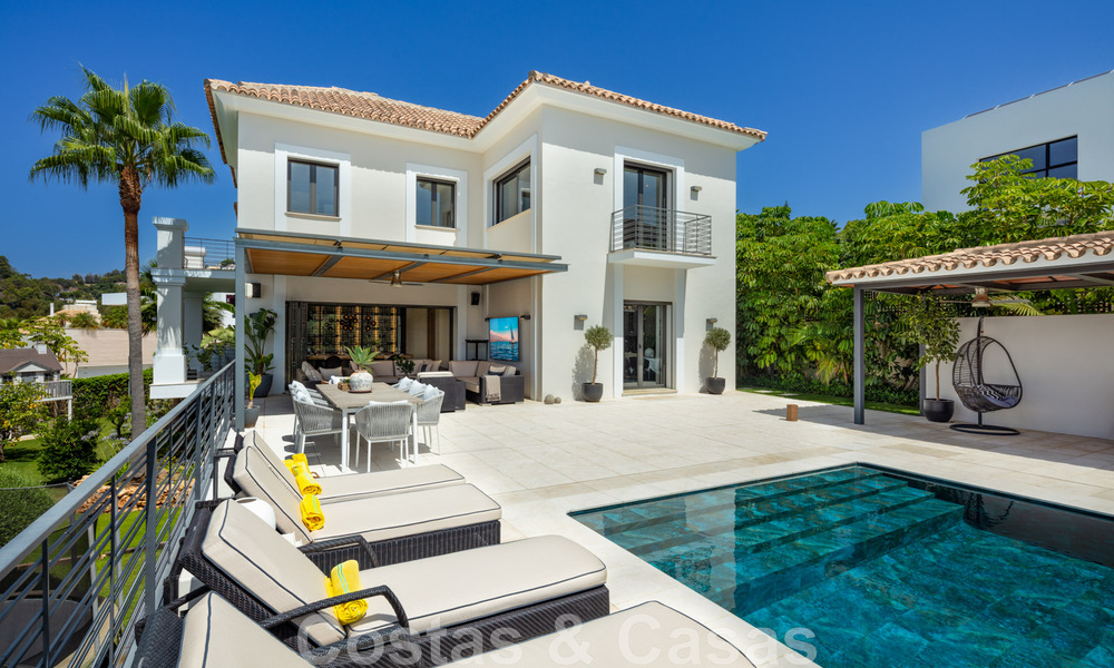 Magnífica villa de lujo en venta de arquitectura mediterránea moderna, con vistas al mar y en un complejo de golf en Benahavis - Marbella 44176