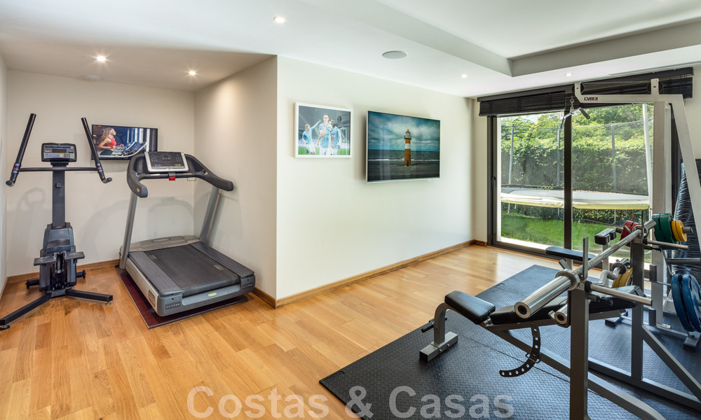 Magnífica villa de lujo en venta de arquitectura mediterránea moderna, con vistas al mar y en un complejo de golf en Benahavis - Marbella 44182