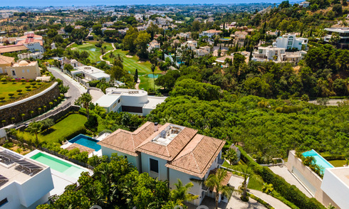 Magnífica villa de lujo en venta de arquitectura mediterránea moderna, con vistas al mar y en un complejo de golf en Benahavis - Marbella 44185