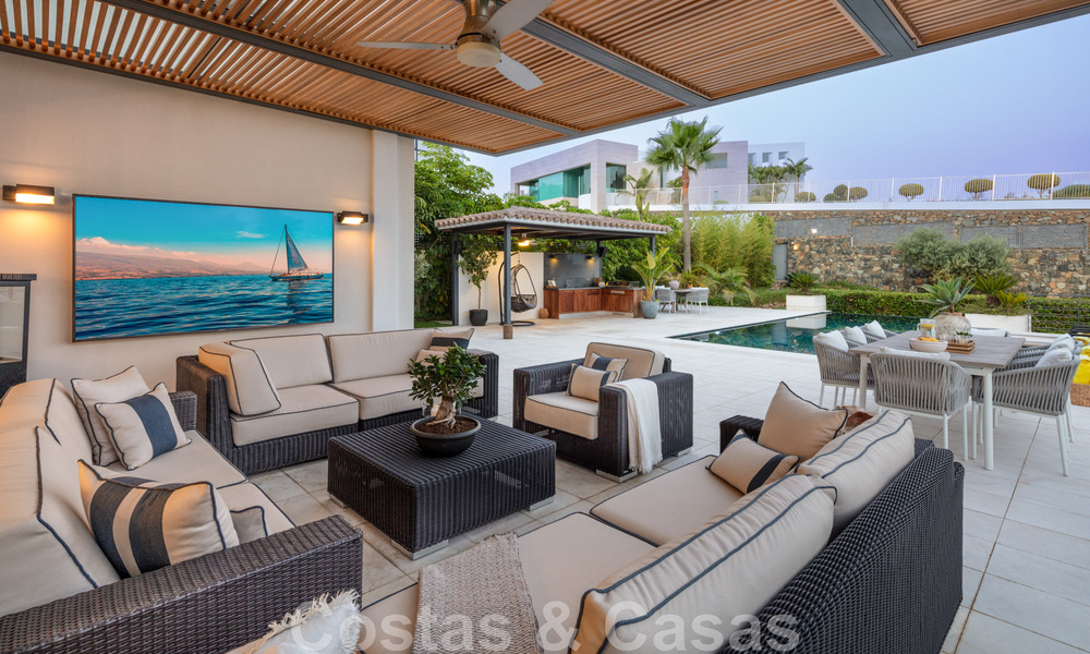 Magnífica villa de lujo en venta de arquitectura mediterránea moderna, con vistas al mar y en un complejo de golf en Benahavis - Marbella 44188