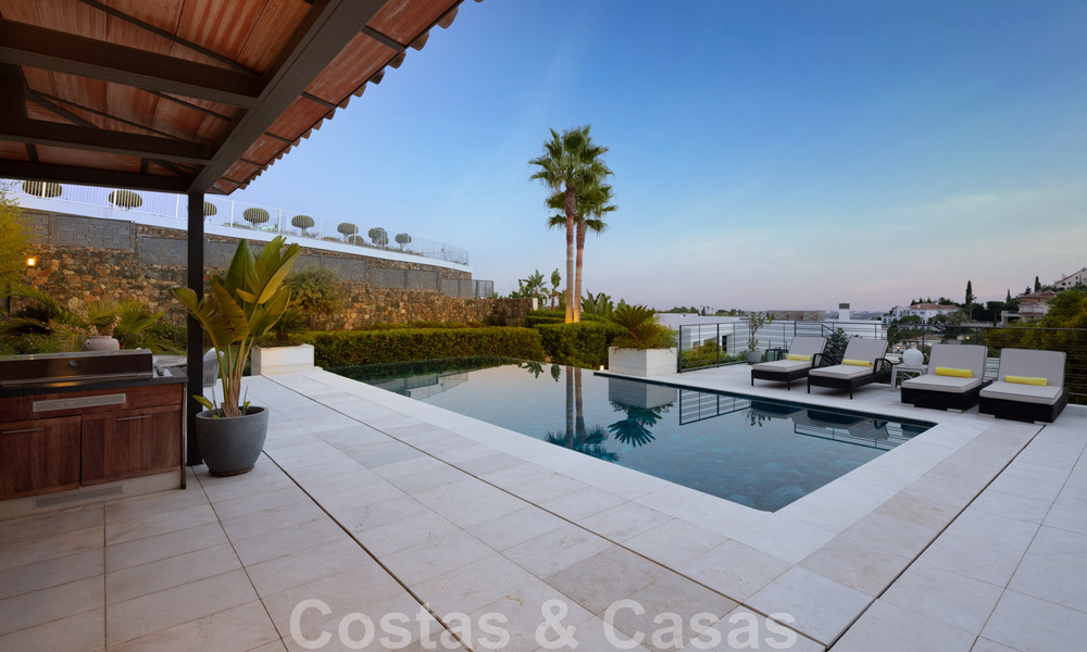Magnífica villa de lujo en venta de arquitectura mediterránea moderna, con vistas al mar y en un complejo de golf en Benahavis - Marbella 44189