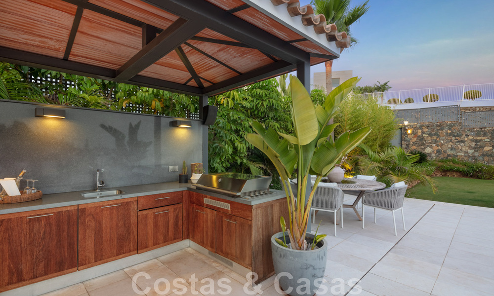 Magnífica villa de lujo en venta de arquitectura mediterránea moderna, con vistas al mar y en un complejo de golf en Benahavis - Marbella 44190