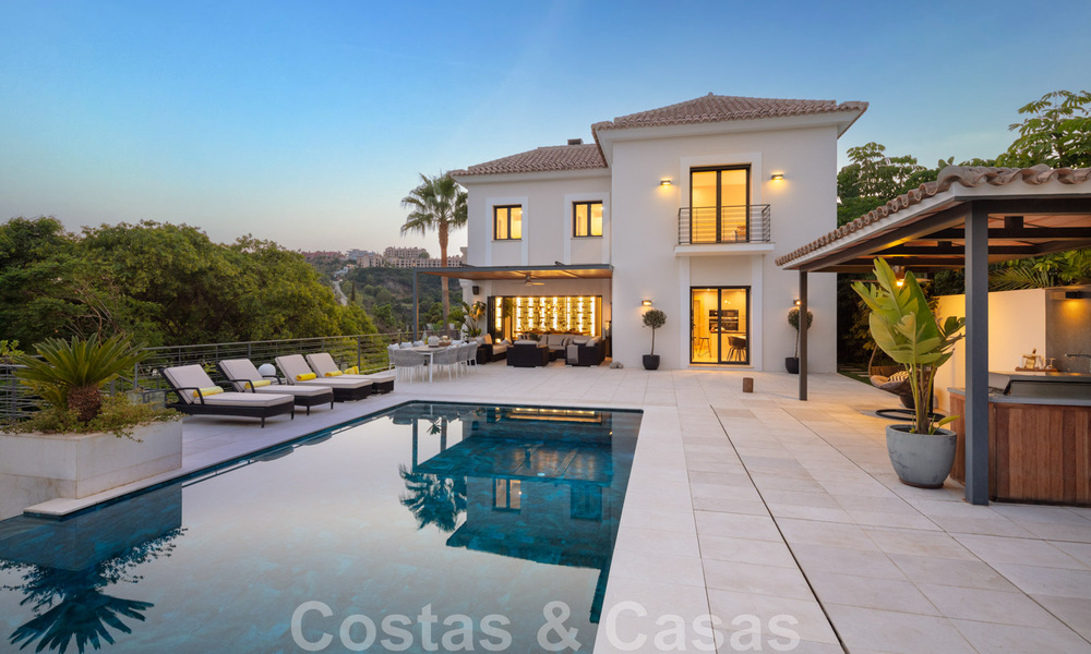 Magnífica villa de lujo en venta de arquitectura mediterránea moderna, con vistas al mar y en un complejo de golf en Benahavis - Marbella 44191