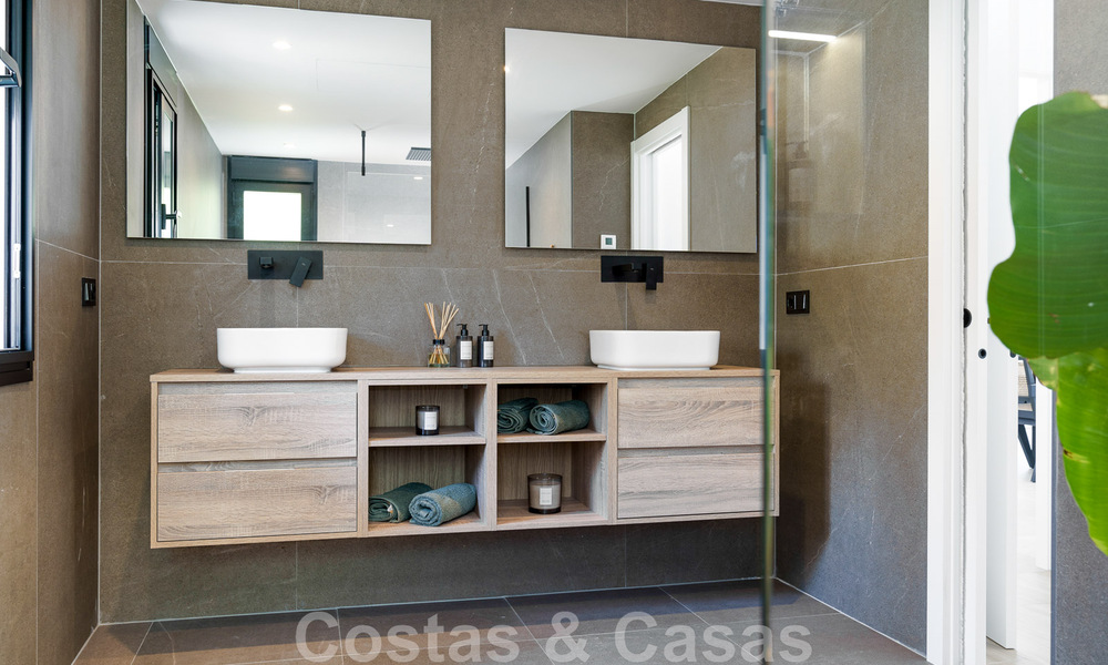 Se vende ático de lujo totalmente reformado de estilo escandinavo con amplias terrazas en la Milla de Oro de Marbella 44276