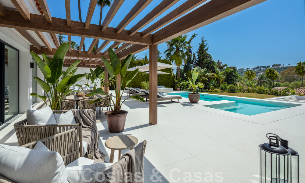 Villa de lujo andaluza contemporánea en venta con numerosas comodidades de lujo, rodeada de campos de golf en Nueva Andalucía, Marbella 44352