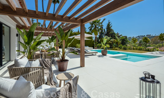 Villa de lujo andaluza contemporánea en venta con numerosas comodidades de lujo, rodeada de campos de golf en Nueva Andalucía, Marbella 44352 