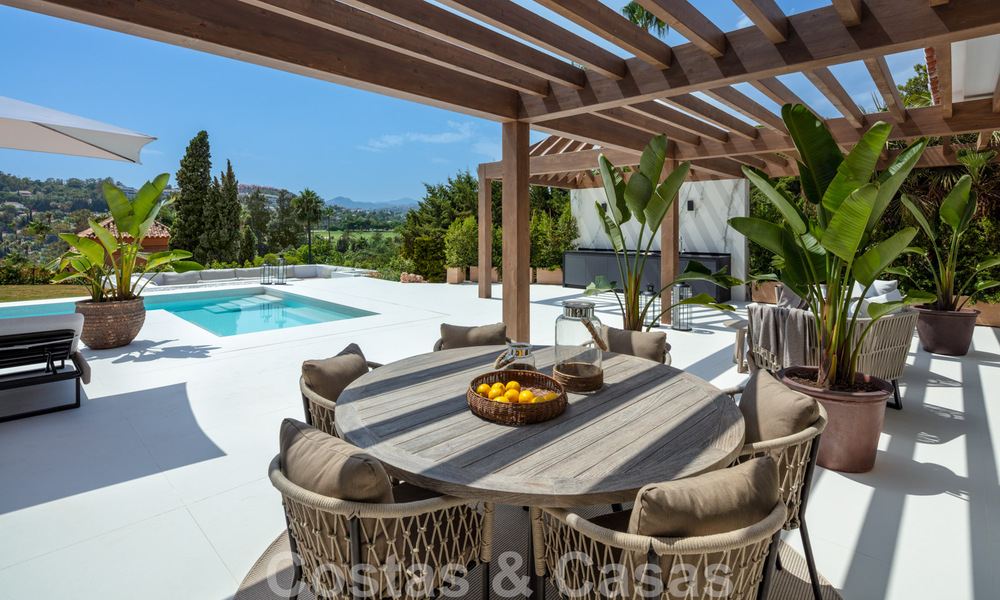 Villa de lujo andaluza contemporánea en venta con numerosas comodidades de lujo, rodeada de campos de golf en Nueva Andalucía, Marbella 44353