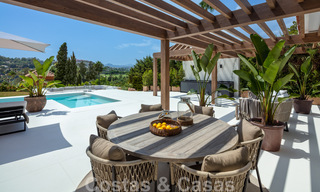 Villa de lujo andaluza contemporánea en venta con numerosas comodidades de lujo, rodeada de campos de golf en Nueva Andalucía, Marbella 44353 