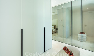 Villa de lujo andaluza contemporánea en venta con numerosas comodidades de lujo, rodeada de campos de golf en Nueva Andalucía, Marbella 44357 