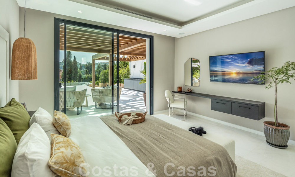 Villa de lujo andaluza contemporánea en venta con numerosas comodidades de lujo, rodeada de campos de golf en Nueva Andalucía, Marbella 44358