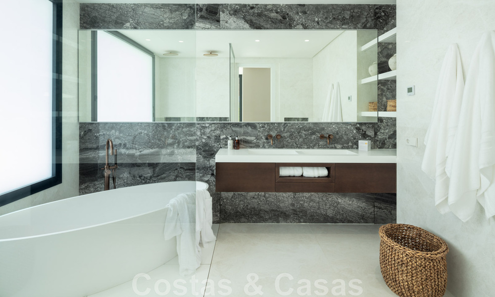 Villa de lujo andaluza contemporánea en venta con numerosas comodidades de lujo, rodeada de campos de golf en Nueva Andalucía, Marbella 44361