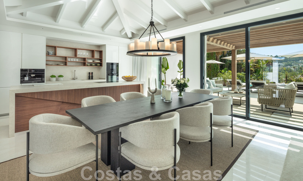 Villa de lujo andaluza contemporánea en venta con numerosas comodidades de lujo, rodeada de campos de golf en Nueva Andalucía, Marbella 44363