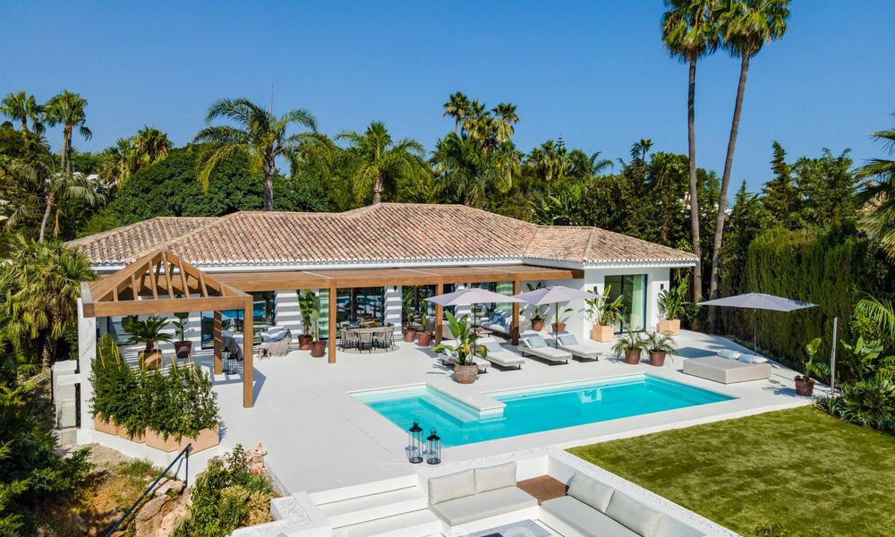 Villa de lujo andaluza contemporánea en venta con numerosas comodidades de lujo, rodeada de campos de golf en Nueva Andalucía, Marbella 44366