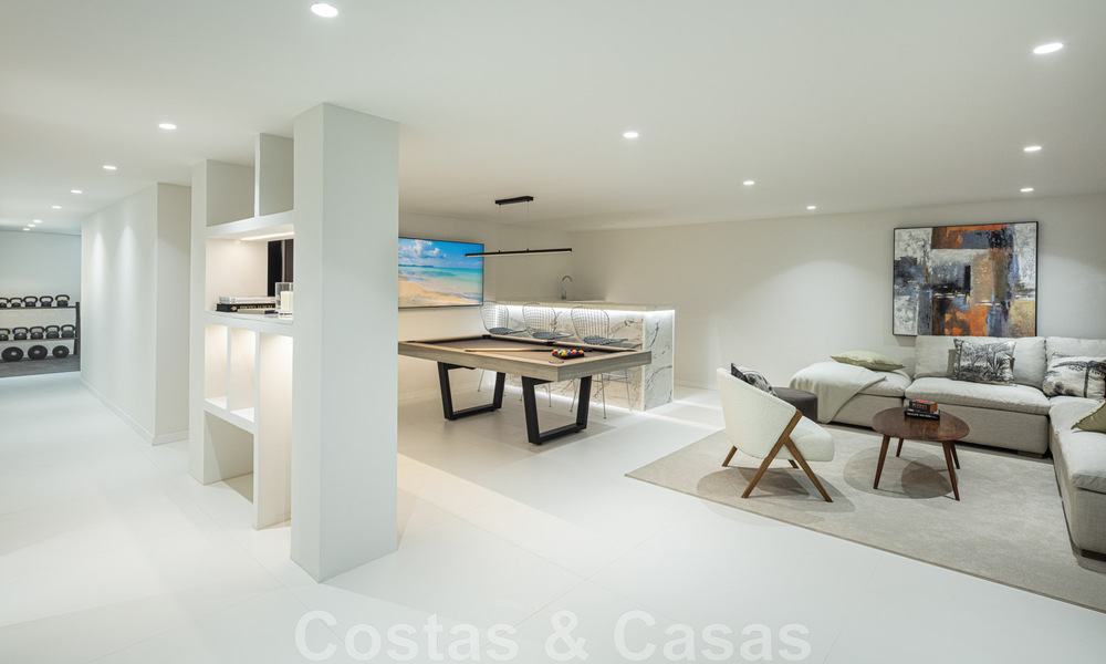 Villa de lujo andaluza contemporánea en venta con numerosas comodidades de lujo, rodeada de campos de golf en Nueva Andalucía, Marbella 44372