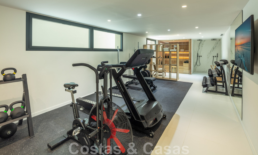 Villa de lujo andaluza contemporánea en venta con numerosas comodidades de lujo, rodeada de campos de golf en Nueva Andalucía, Marbella 44375