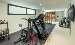 Villa de lujo andaluza contemporánea en venta con numerosas comodidades de lujo, rodeada de campos de golf en Nueva Andalucía, Marbella 44375 
