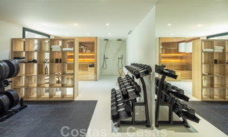 Villa de lujo andaluza contemporánea en venta con numerosas comodidades de lujo, rodeada de campos de golf en Nueva Andalucía, Marbella 44376 