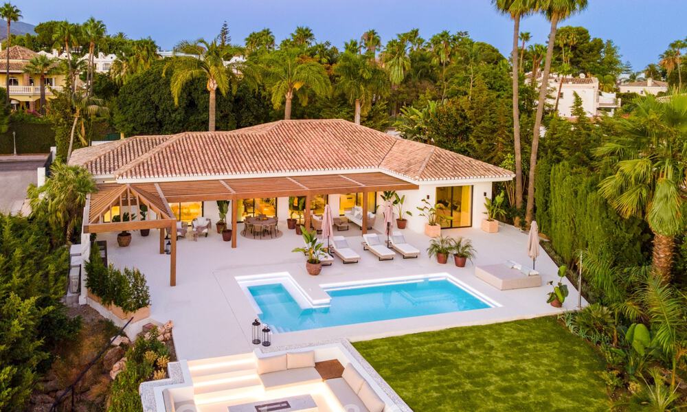 Villa de lujo andaluza contemporánea en venta con numerosas comodidades de lujo, rodeada de campos de golf en Nueva Andalucía, Marbella 44379