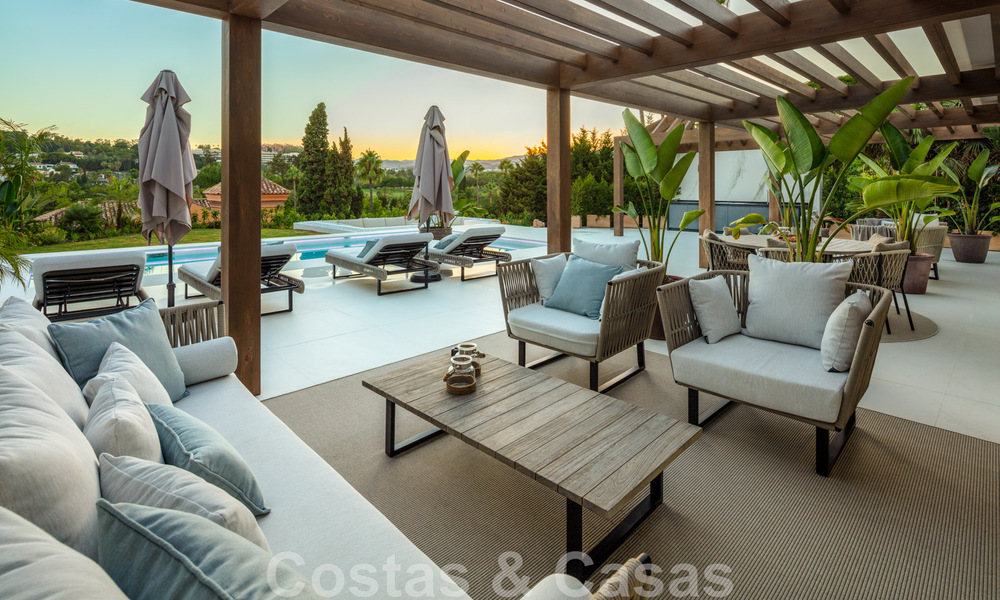 Villa de lujo andaluza contemporánea en venta con numerosas comodidades de lujo, rodeada de campos de golf en Nueva Andalucía, Marbella 44380