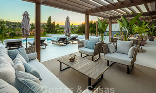 Villa de lujo andaluza contemporánea en venta con numerosas comodidades de lujo, rodeada de campos de golf en Nueva Andalucía, Marbella 44380 