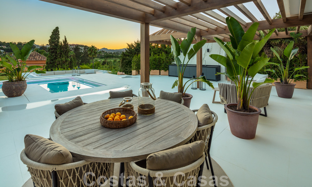 Villa de lujo andaluza contemporánea en venta con numerosas comodidades de lujo, rodeada de campos de golf en Nueva Andalucía, Marbella 44381